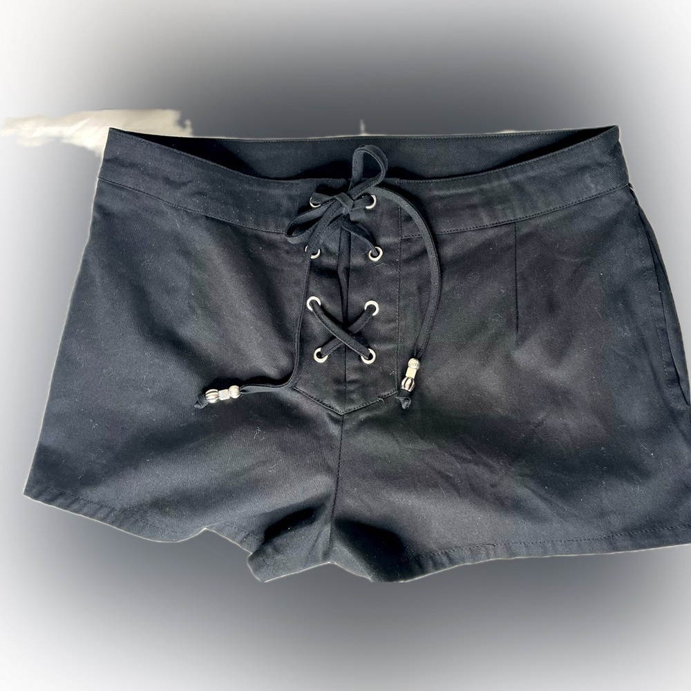 Ladies Pirates of the Caribbean Lace up  Shorts - Picture 4 of 5